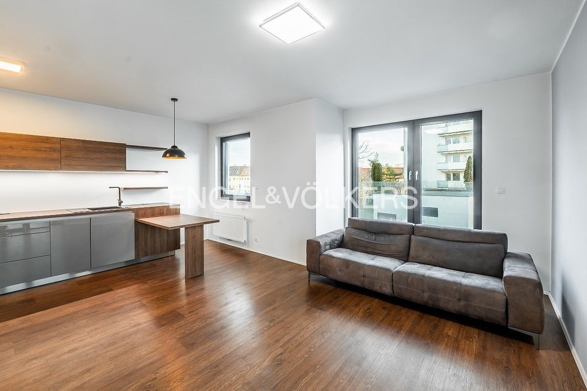 Pronájem byt 2+kk - Česká, Praha, 56 m²