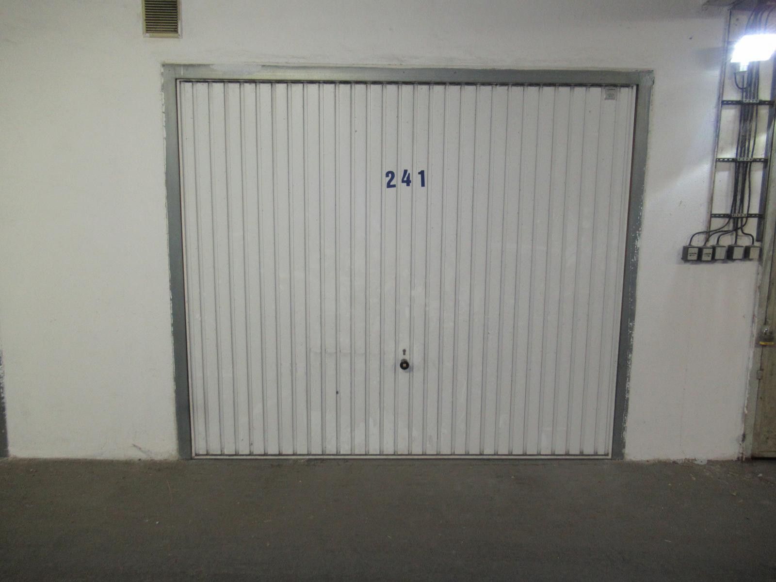 Pronájem garáž - K dolům, Modřany, Praha, Česko, 18 m²