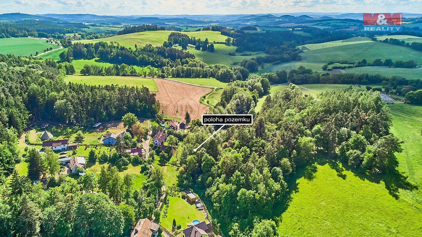 Louka, 3 305 m²
