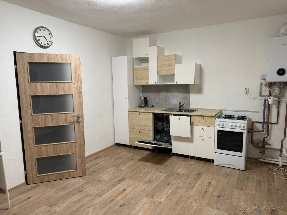 Pronájem rodinný dům - Hustopeče u Brna, 693 01