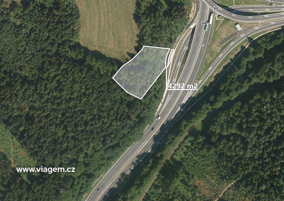 Les, 715 m²