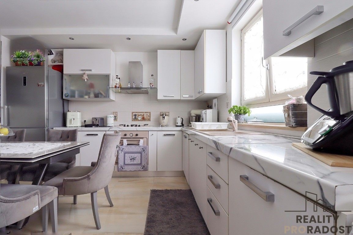 Byty, 987 66, Zahraničí