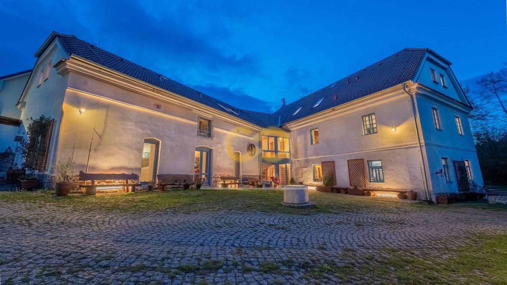 Ubytovací zařízení, Uzeničky - Černívsko, okres Strakonice, Jihočeský kraj, 590 m² - 1