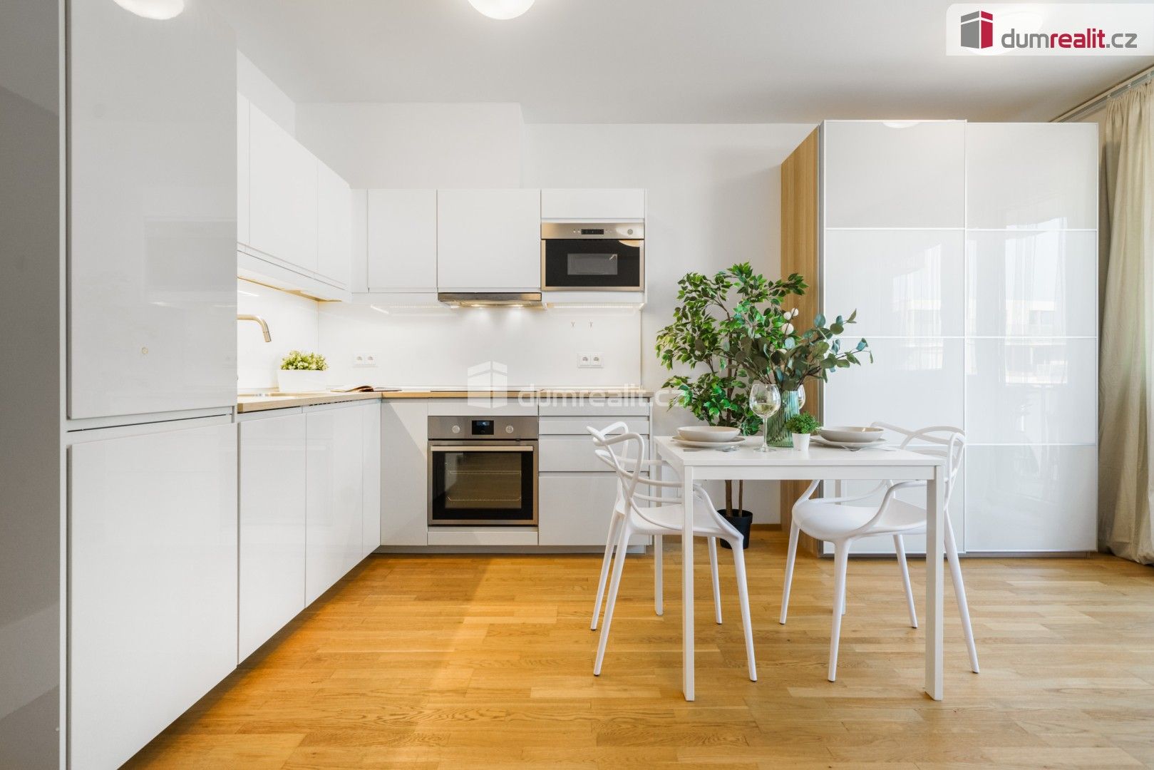 Pronájem byt 1+kk - Pod stolovou horou, Praha, 37 m²