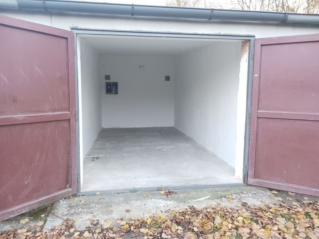 Garáže, Plzeň, 301 00