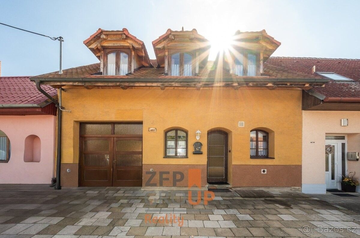 Prodej rodinný dům - Velké Bílovice, 691 02