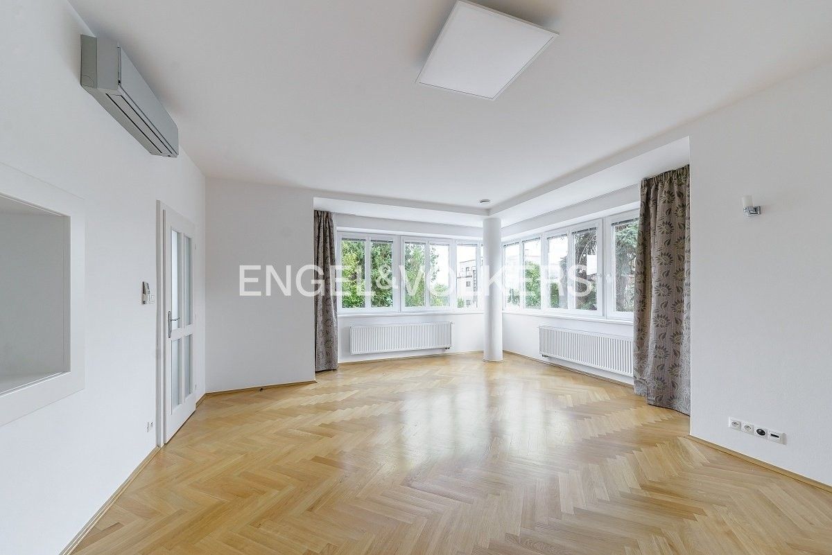 Vily, Na viničních horách, Praha, 365 m²