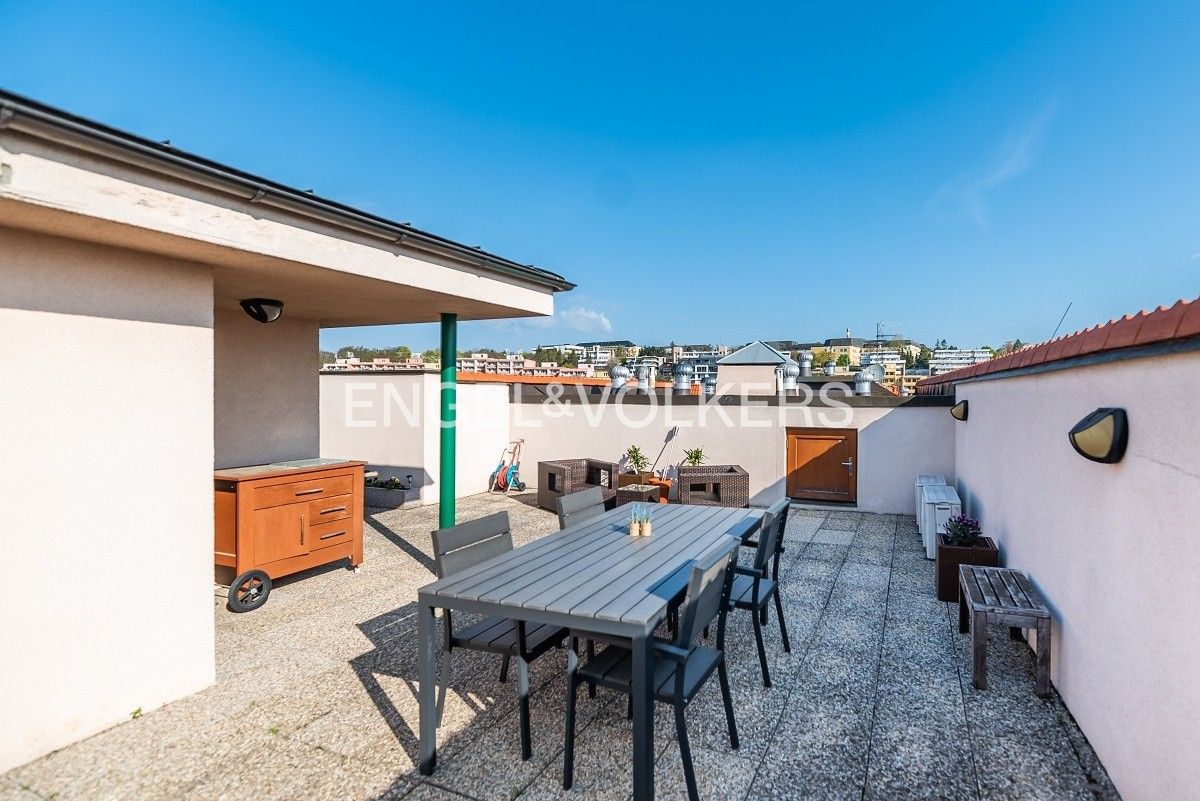 Pronájem byt 4+1 - Slavníkova, Praha, 194 m²