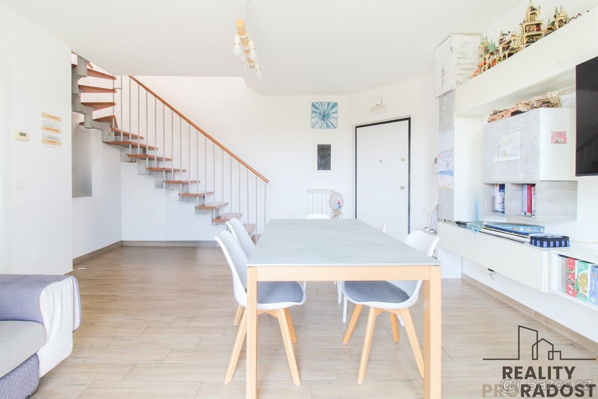 Byty, 987 66, Zahraničí