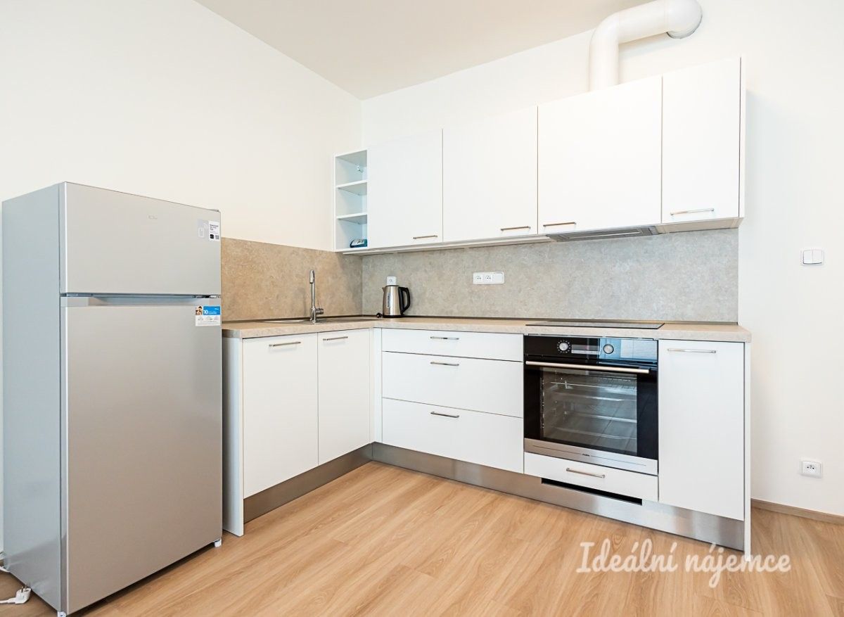 Pronájem byt 2+kk - Čakovická, Praha, 43 m²