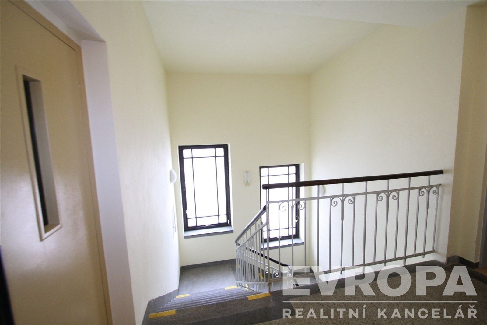 Pronájem kancelář - Domažlická, Praha, 76 m²