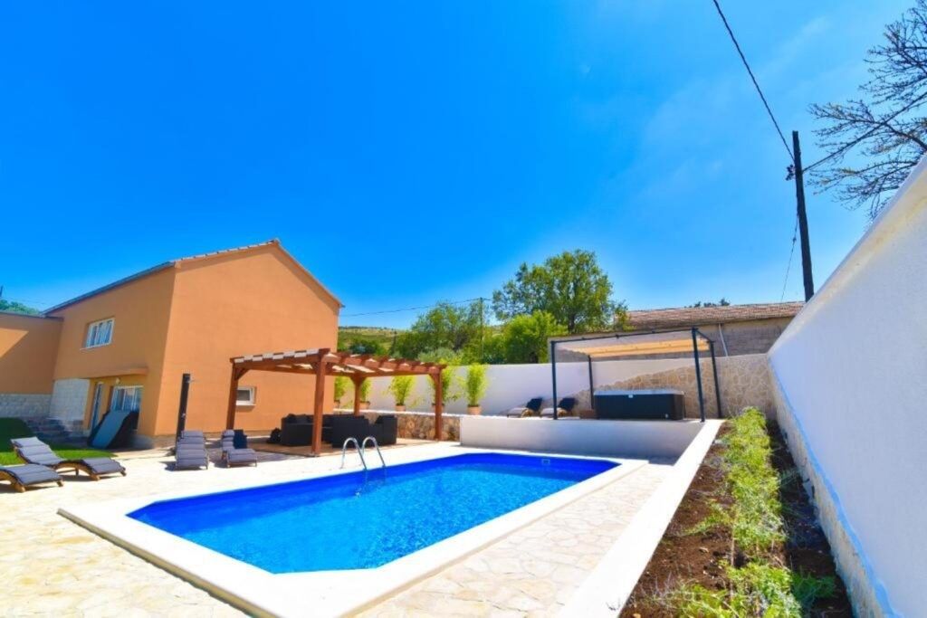 Prodej rodinný dům - 987 65, Slovensko