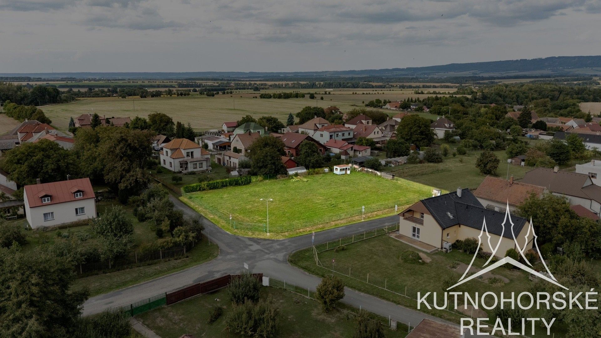 Prodej pozemek pro bydlení - Okřesaneč, 1 732 m²