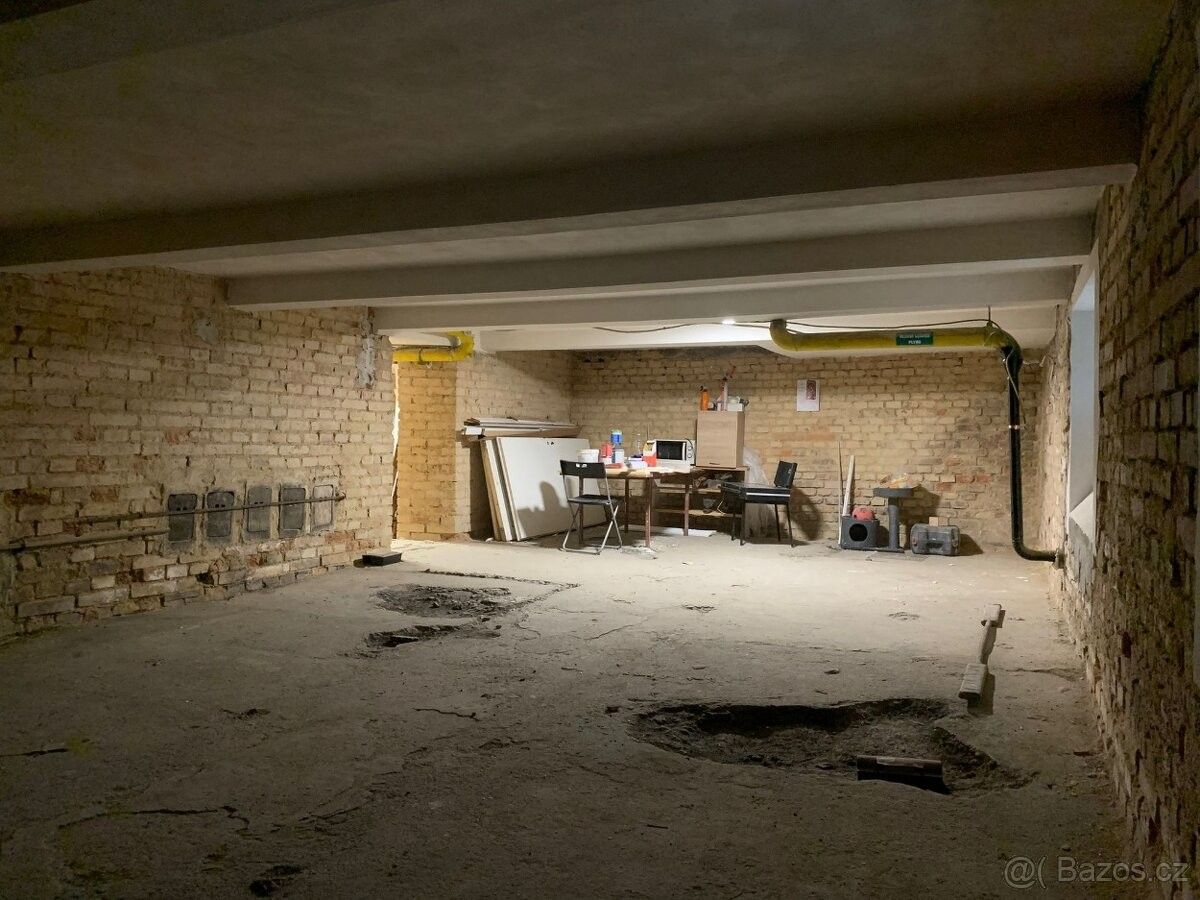 Sklady, Praha, 106 00