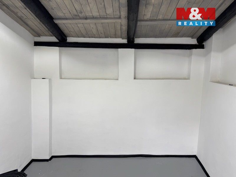 Pronájem garáž - Krupá, 18 m²