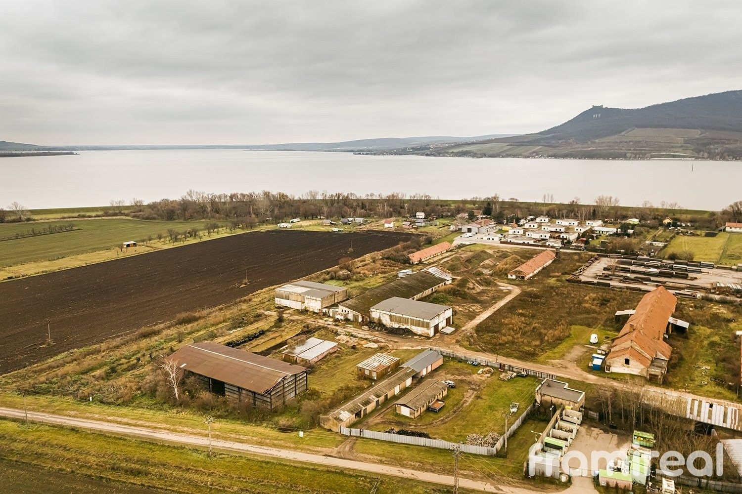 Komerční pozemky, Strachotín