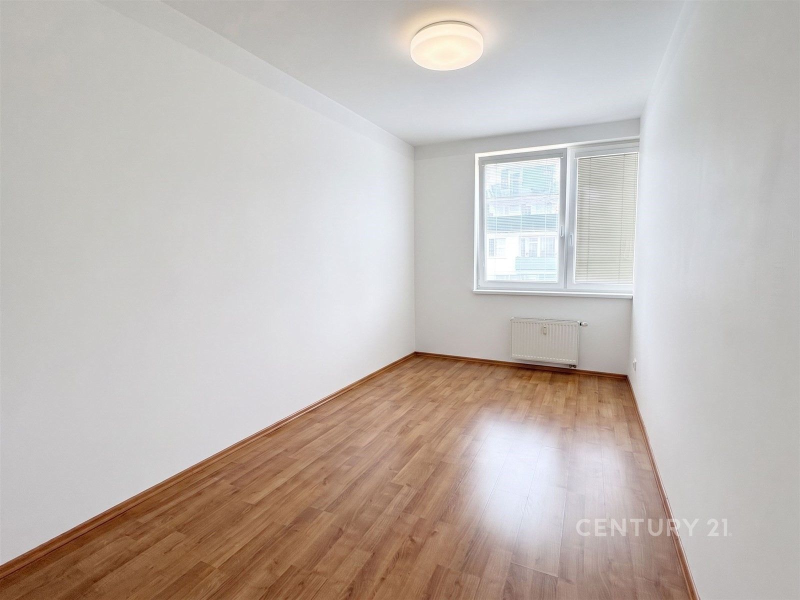 Pronájem byt 2+kk - Zásadská 569, Praha Střížkov, 52 m² - 2
