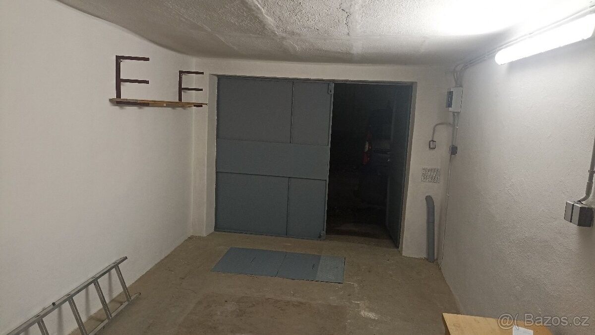 Pronájem garáž - Veselí nad Moravou, 698 01