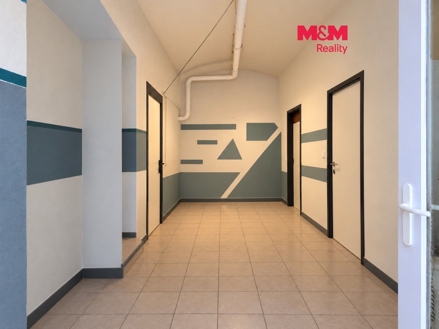 Obchodní prostory, náměstí Smiřických, Kostelec nad Černými lesy, 14 m² - 1