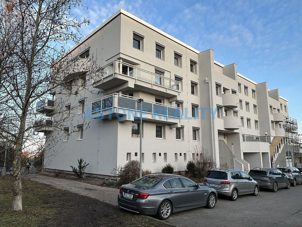 3+kk, Kříženeckého náměstí  , Praha, 93 m²
