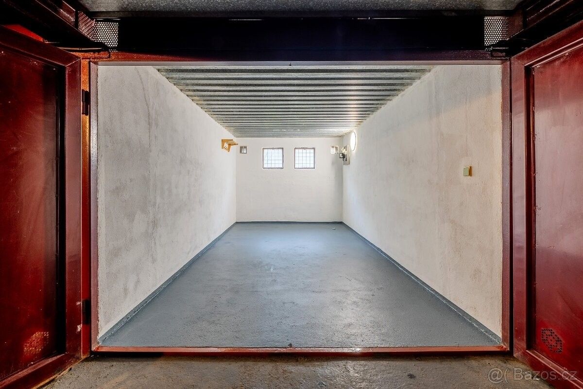 Garáže, Plzeň, 318 00