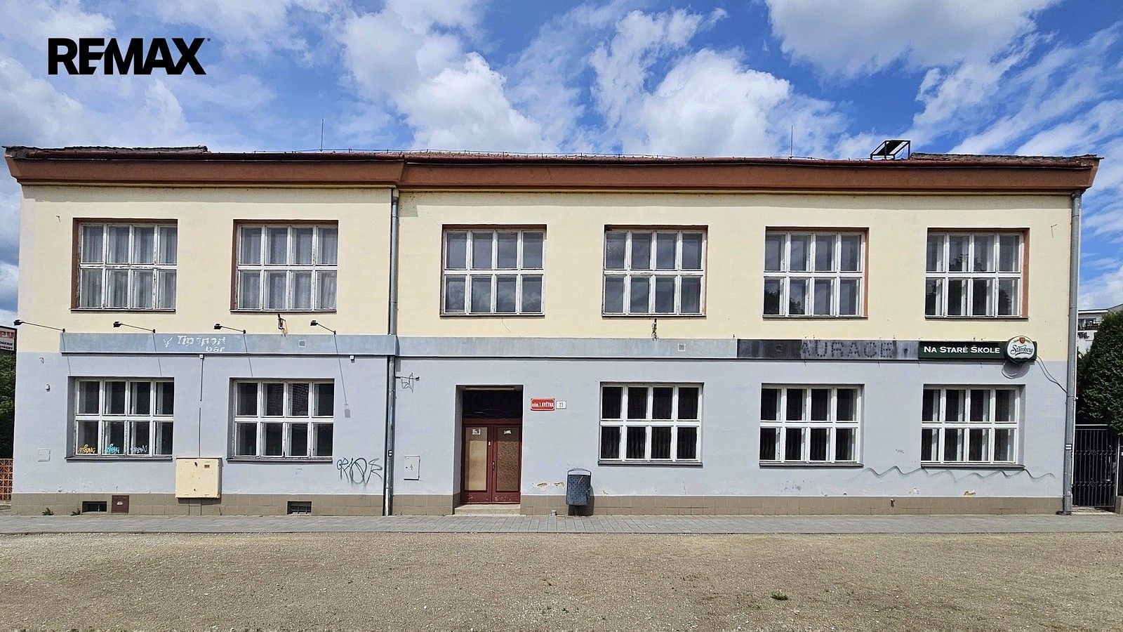 Restaurace, 890 m²