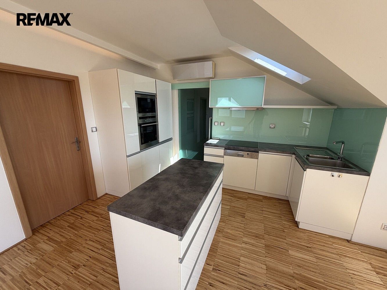 Prodej byt 3+kk - Šestajovice, okres Praha-východ, Středočeský kraj, 74 m² - 2