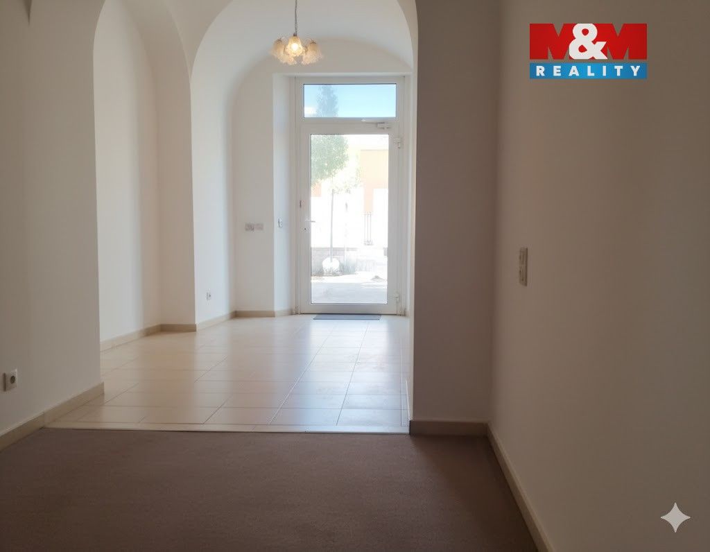 Pronájem obchodní prostory - Masarykovo náměstí, Přelouč, 26 m²