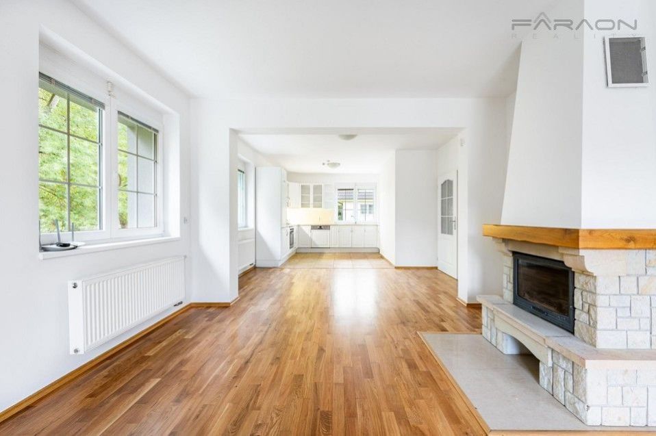 Pronájem rodinný dům - Průhonice, 300 m²