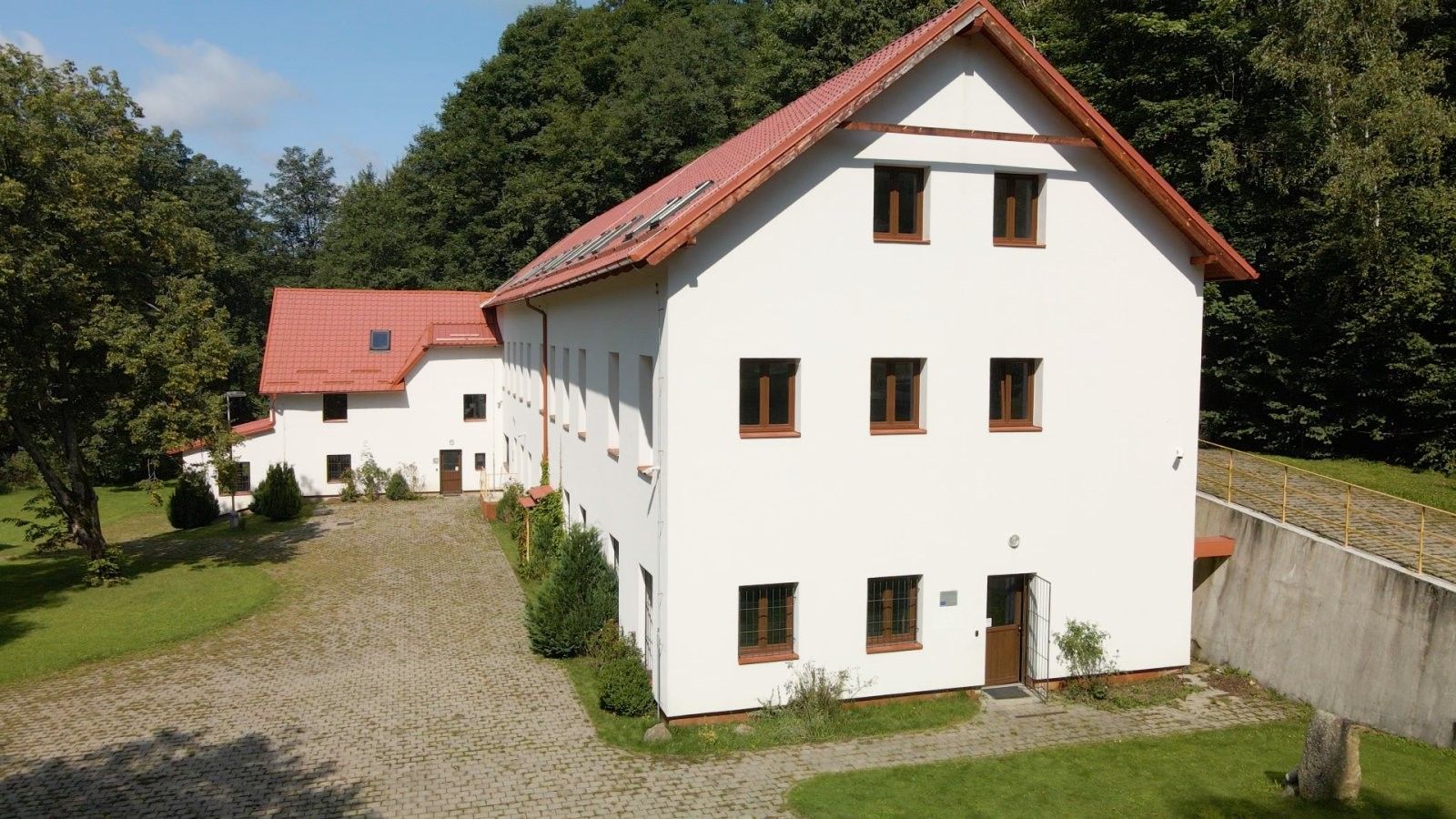 Prodej dům - Benešov nad Černou, 1 917 m²