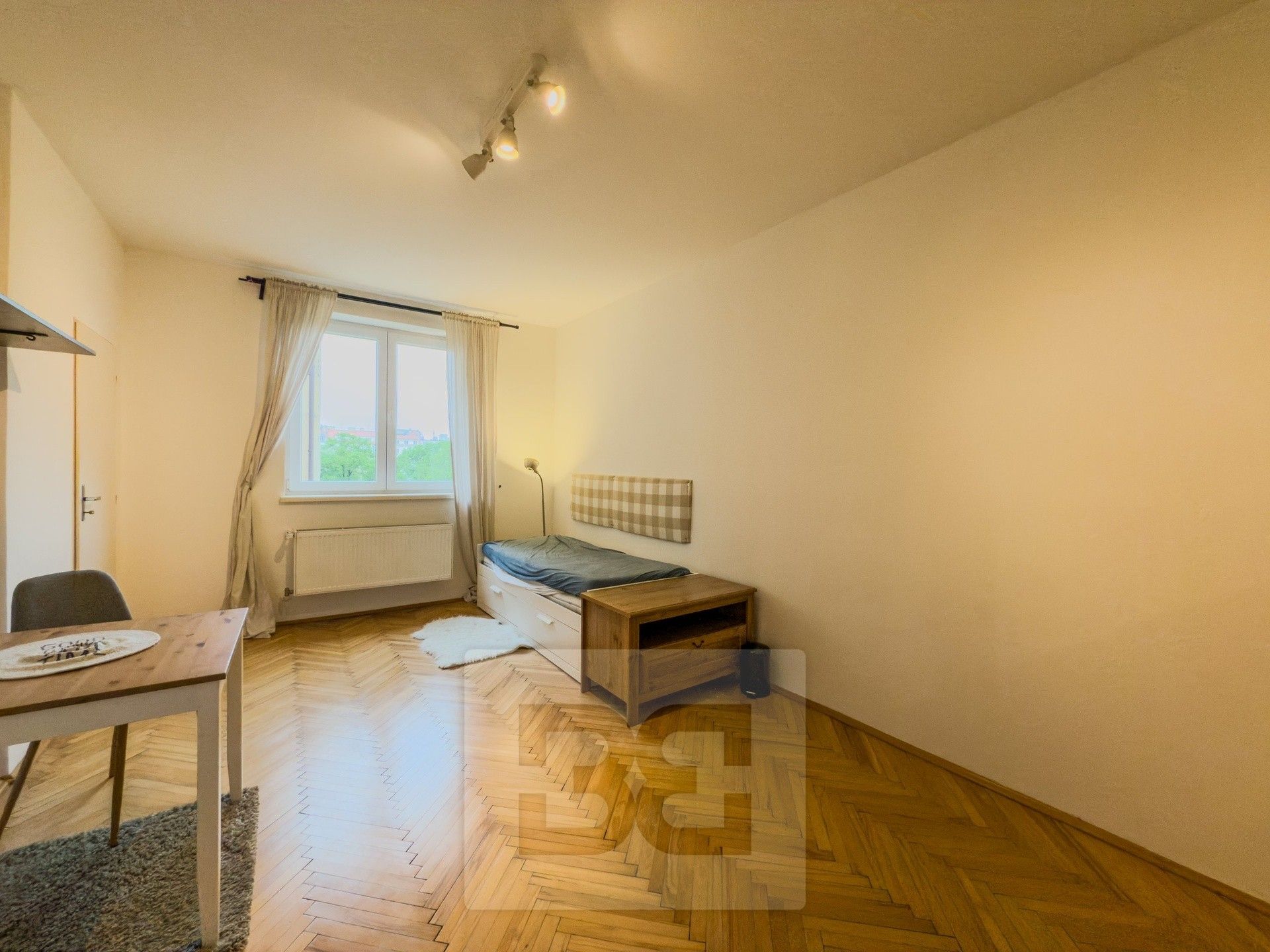 Pronájem byt 1+kk - Petrohradská, Praha, 28 m²