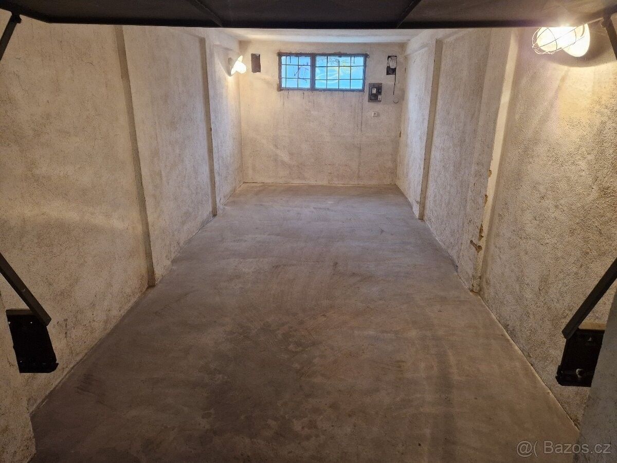 Garáže, Plzeň, 318 00