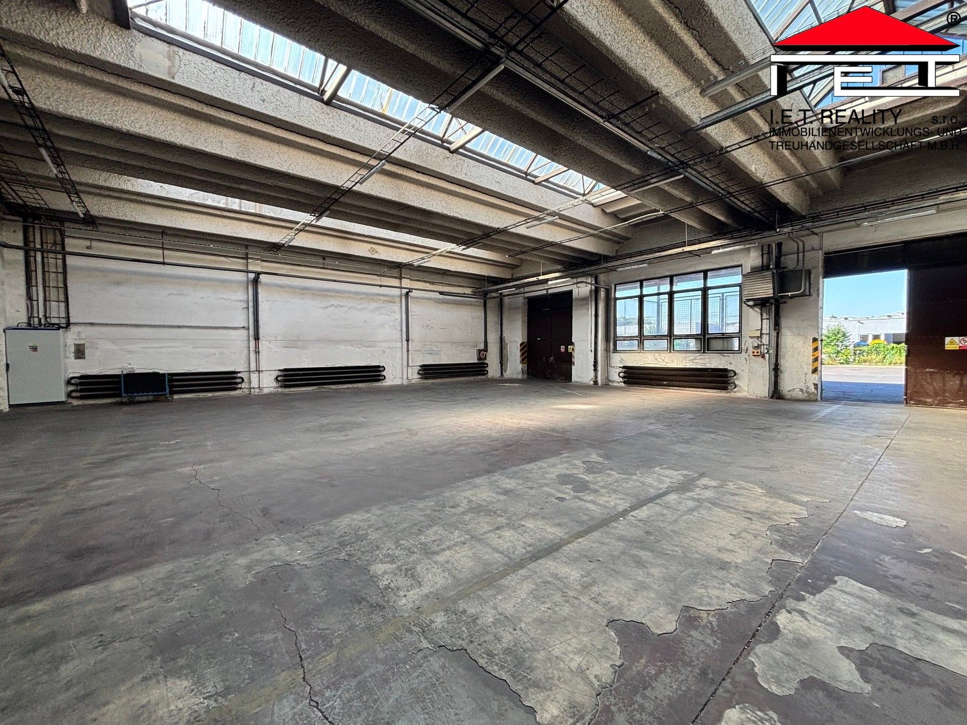 Obchodní prostory, 992 m²