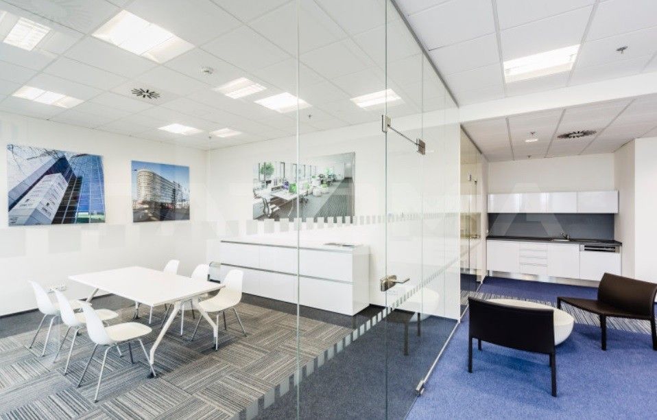 Pronájem kancelář - Jihlavská, Praha, 902 m²