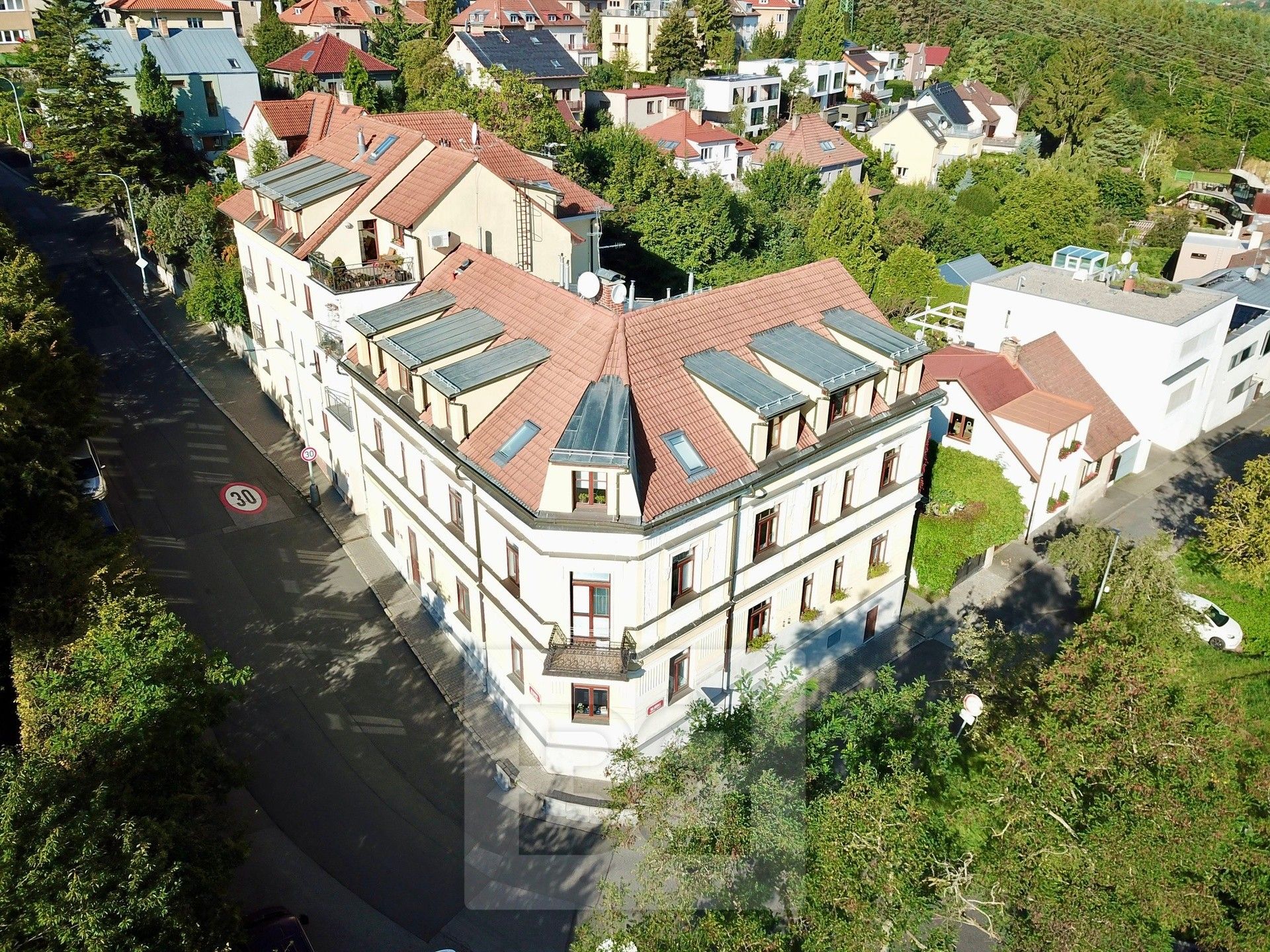 3+kk, Na krutci, Praha, 119 m²