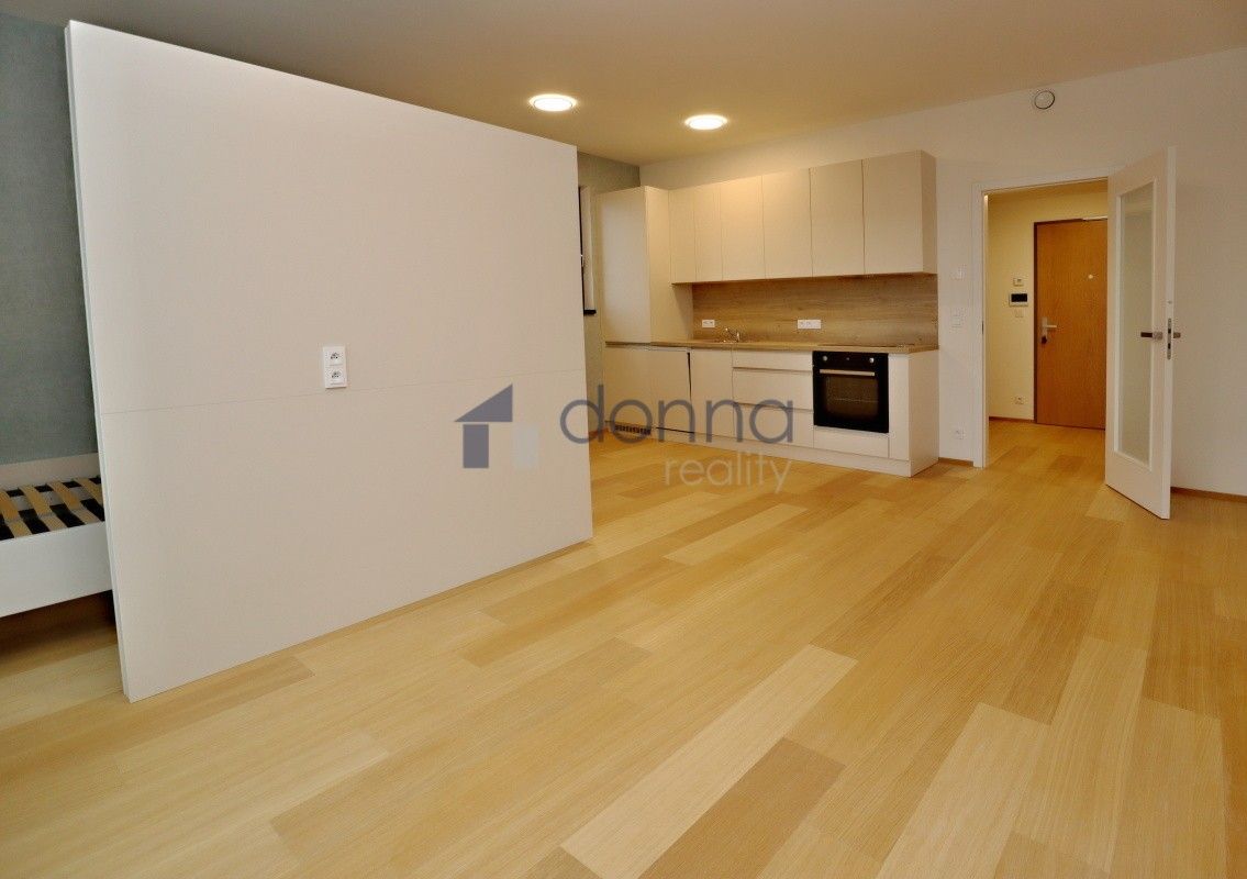 Pronájem byt 1+kk - V třešňovce, Praha, 43 m²