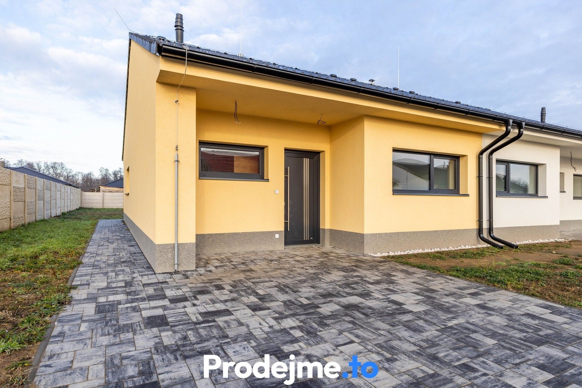 Prodej rodinný dům - Hevlín, 73 m²