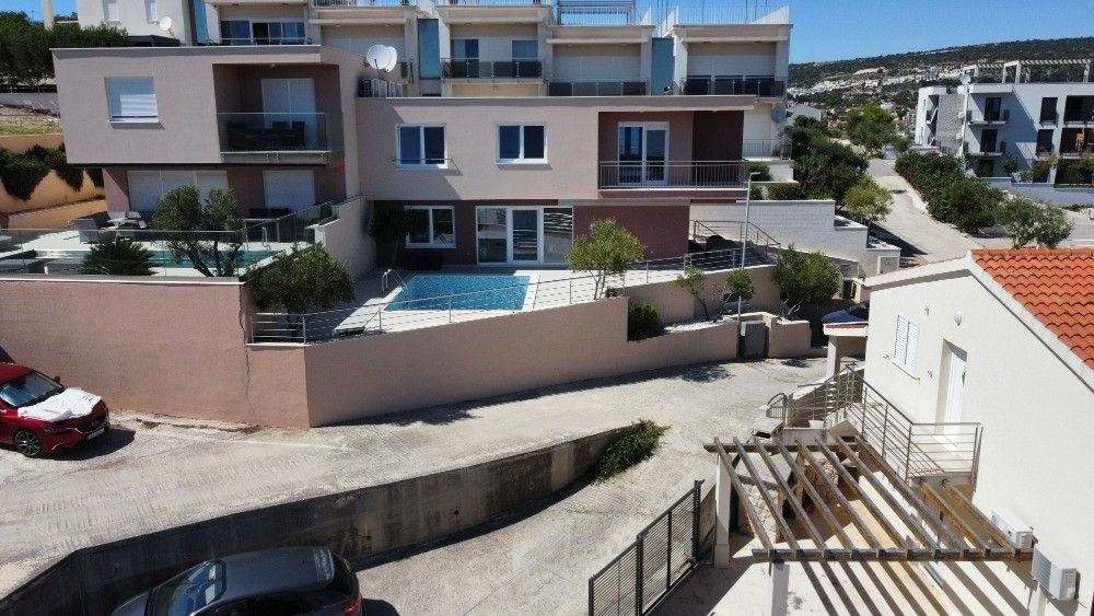 Prodej rodinný dům - 987 66, Zahraničí