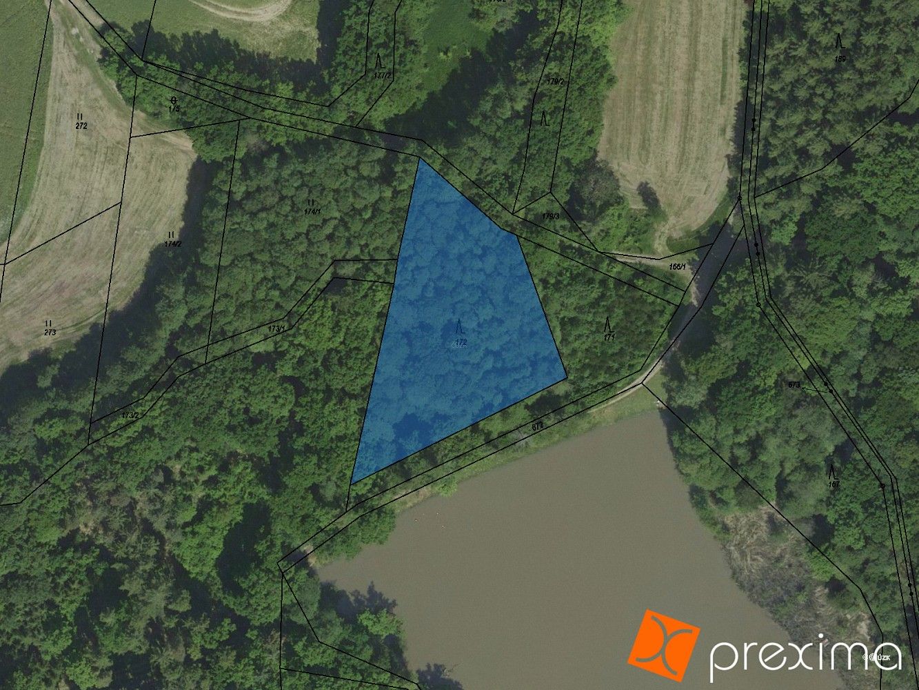 Les, 705 m²