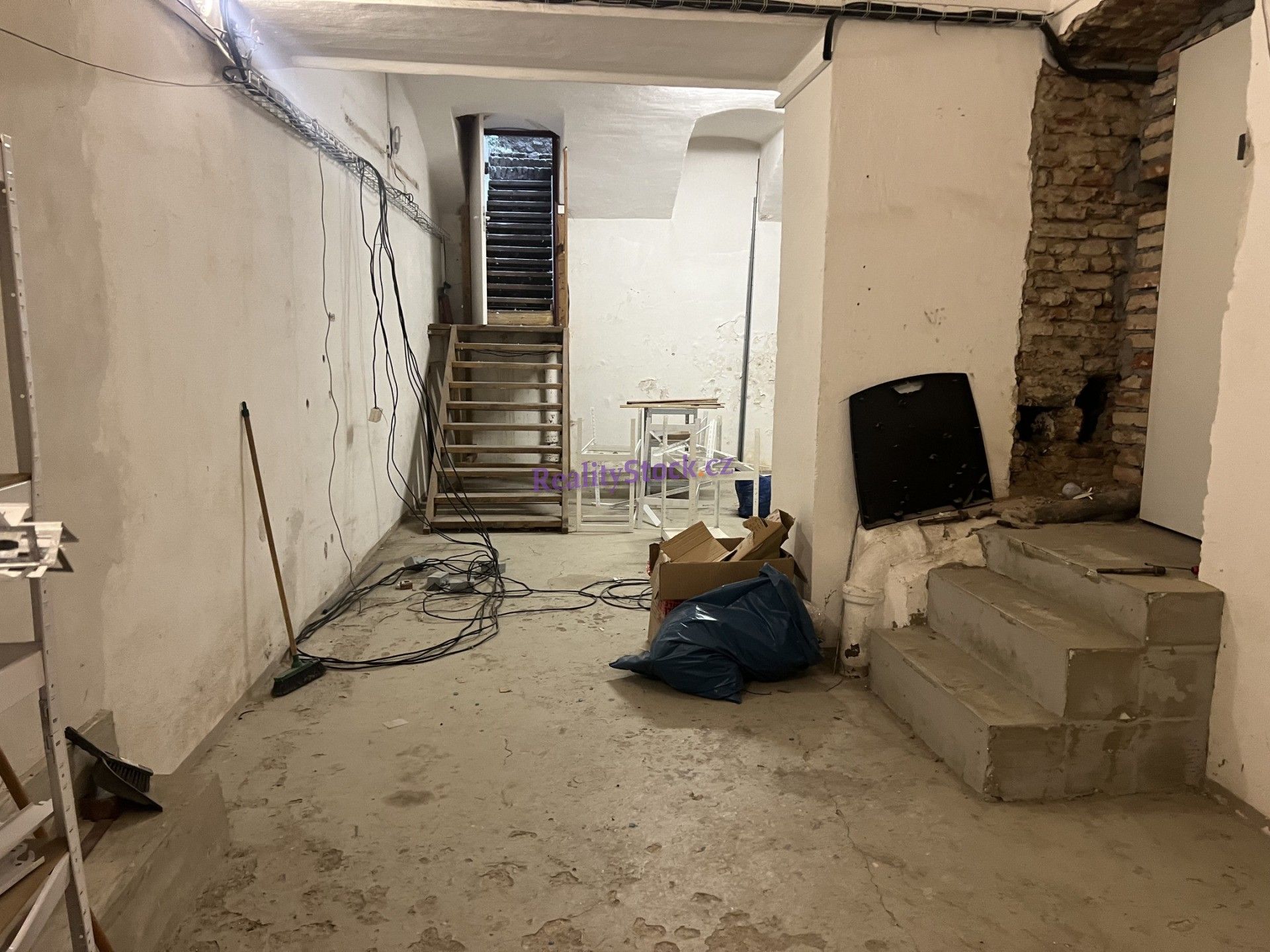 Sklady, Politických vězňů, Praha, 50 m²