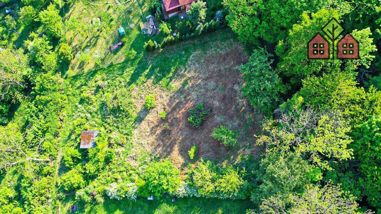 Zahrady, Dolní Zálezly, 1 002 m²