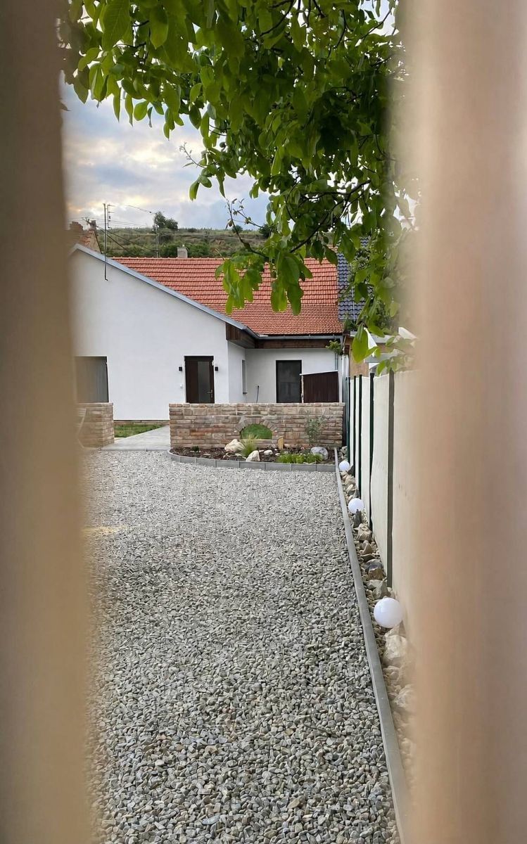 Chaty, Milovice u Mikulova, Jihomoravský kraj - 1