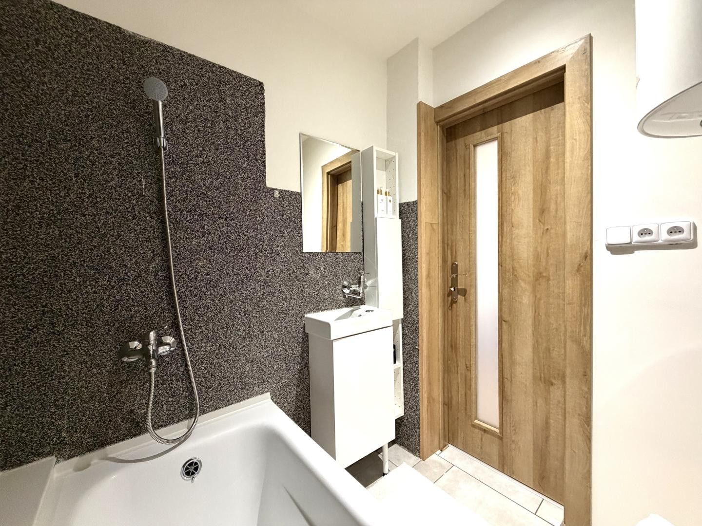 2+kk, Kolbenova 803, Praha, 60 m²