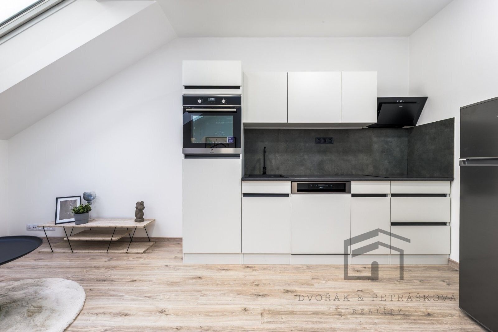 Pronájem byt 2+kk - Pod Labuťkou, Praha, 38 m²