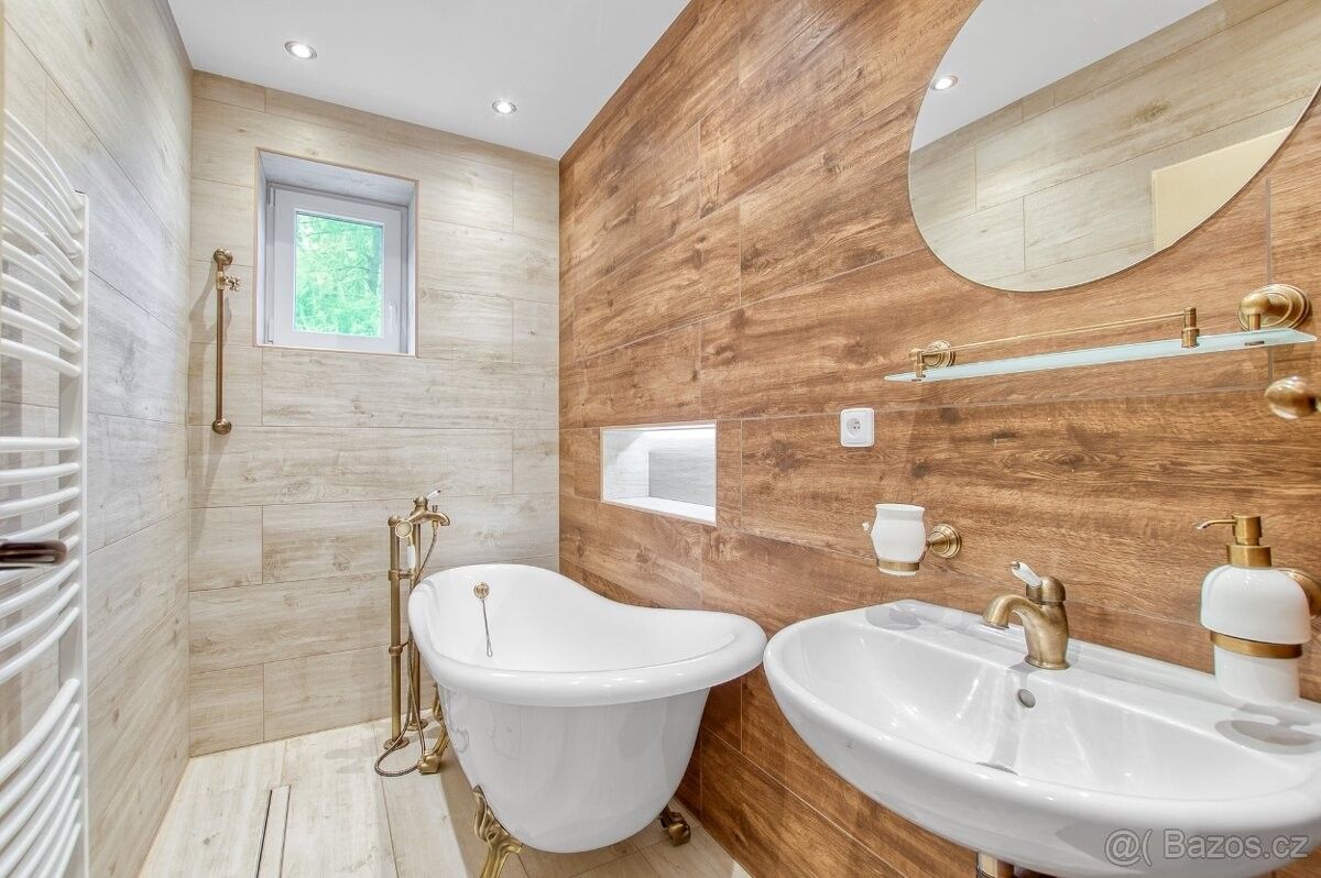 Rodinné domy, 987 65, Slovensko