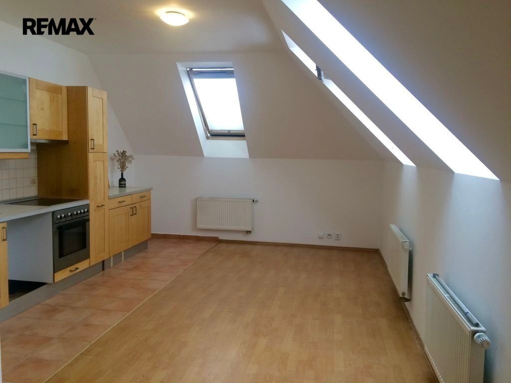 Pronájem byt 2+kk - Boženy Stárkové 641, Praha Zbraslav, 50 m² - 5