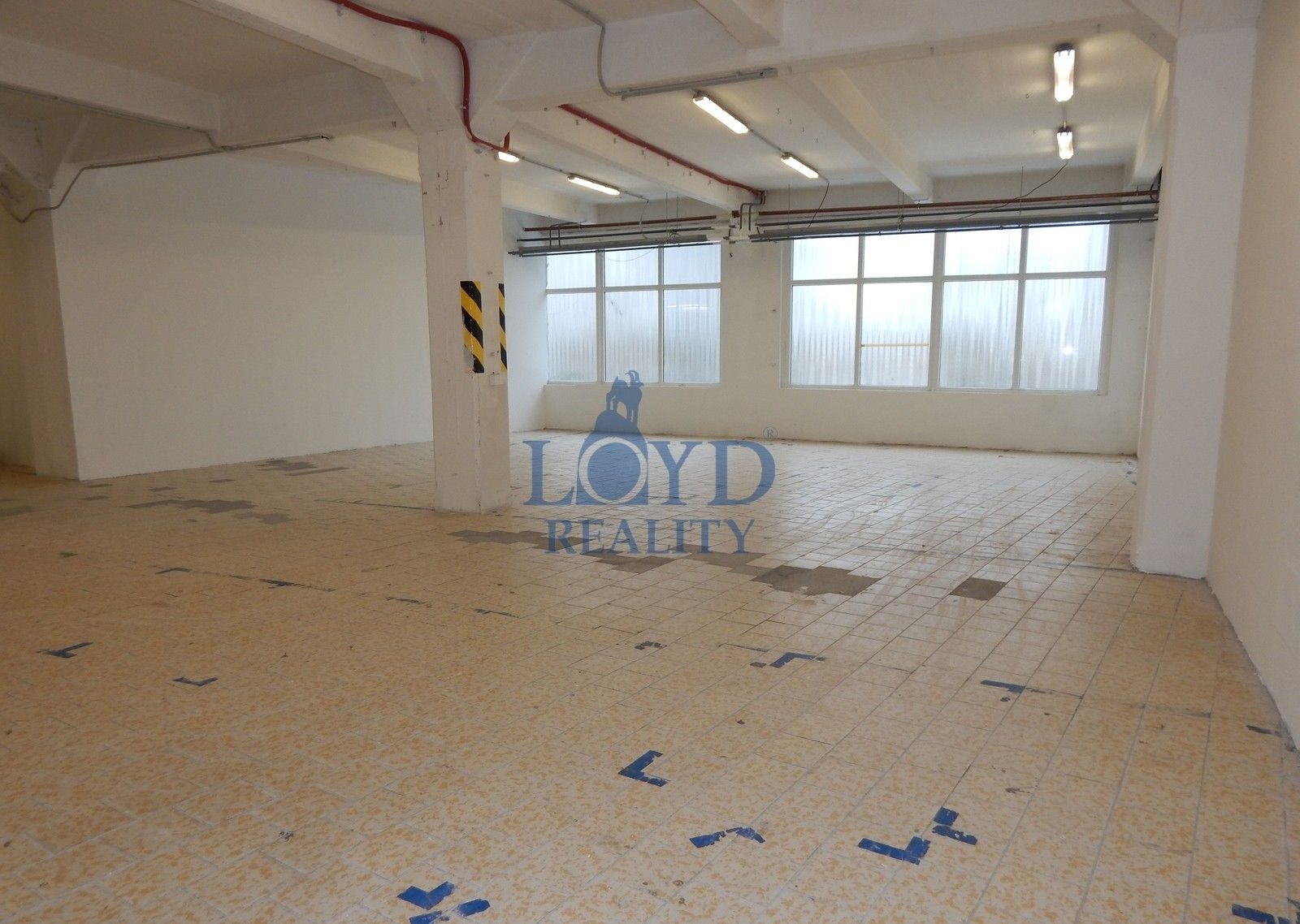 Sklady, Závodu míru, Karlovy Vary, 320 m²