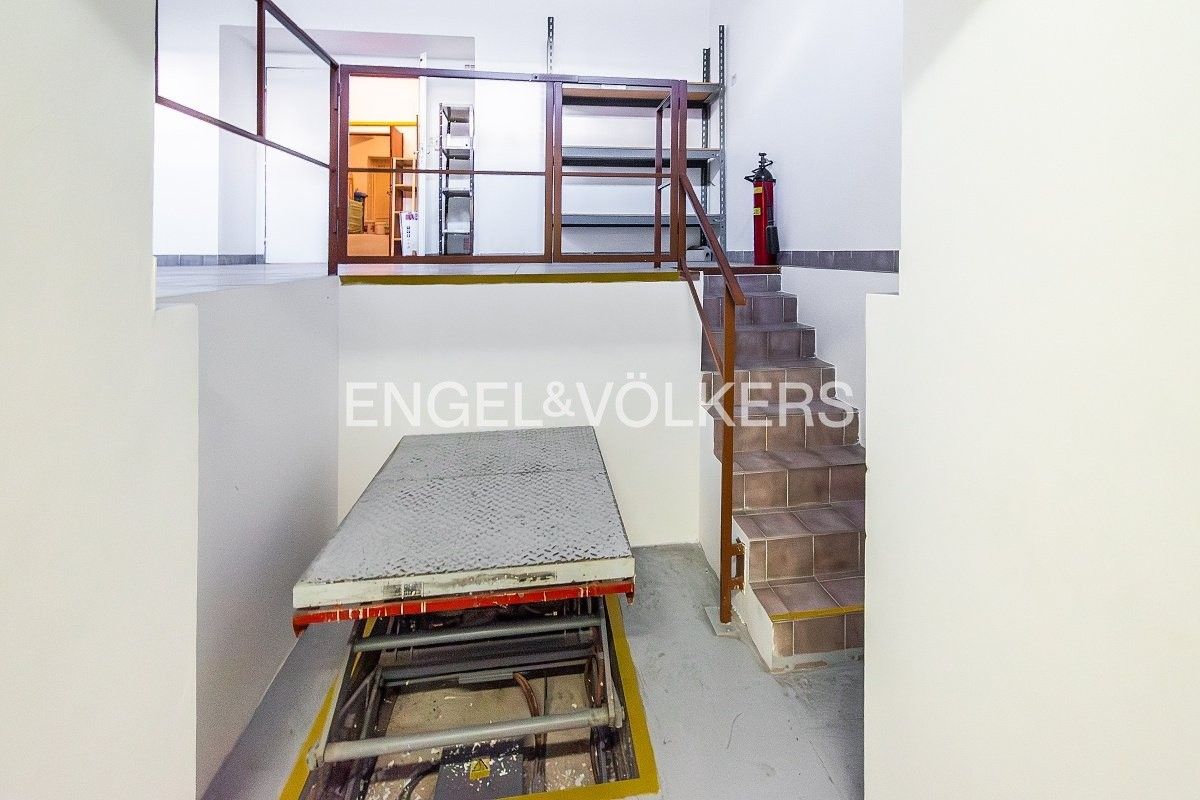 Sklad · 140 m² · U zeměpisného ústavu 684, Praha Bubeneč - 3