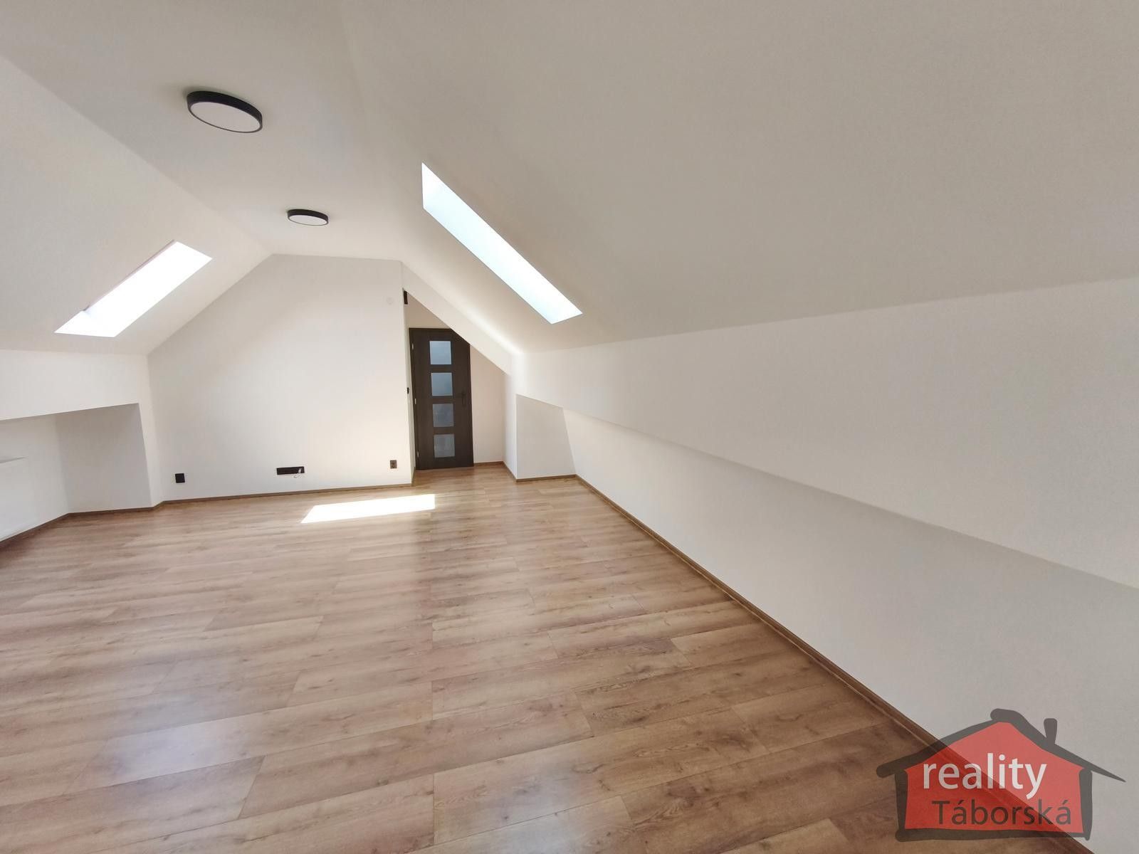 Prodej byt 2+kk - Nupacká, Nupaky, 60 m²