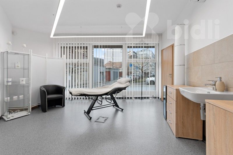 Obchodní prostory, Pod radnicí 1328, Praha Košíře, 24 m²